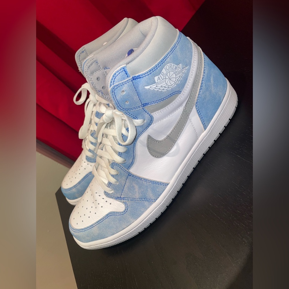 Air Jordan 1 High Hyper Royal